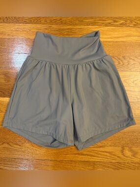 HALARA High-Waist Flow Shorts in Gray